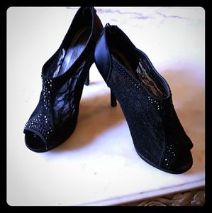 Michaelangelo lace crystal peep toe heels 8.5